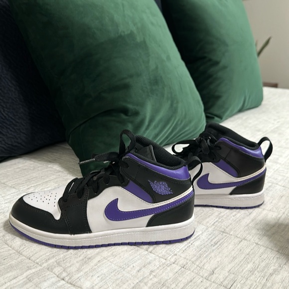 2022 Air Jordan 1 Mid GS ‘dark iris’ - Picture 1 of 4